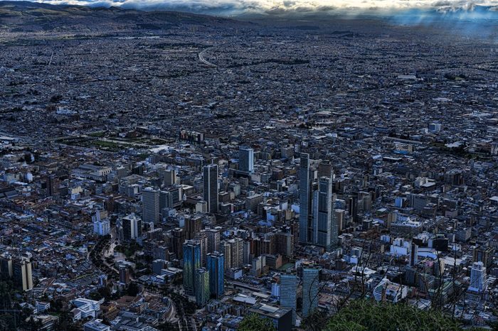 Vue générale de Bogotá adossée à la cordillère, en noir et blanc
