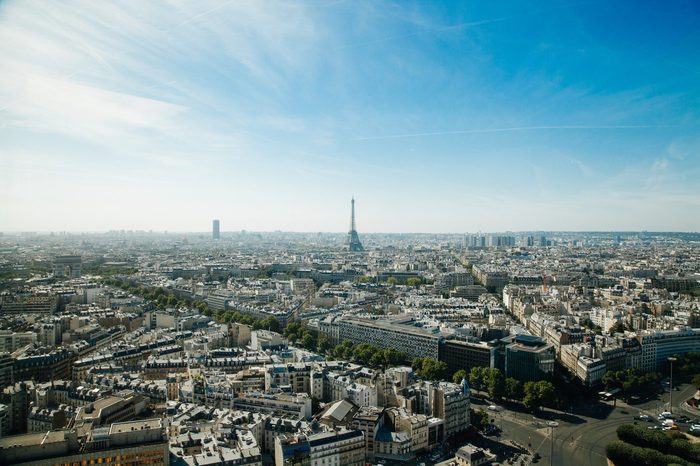 Vue des toits de Paris en noir et blanc