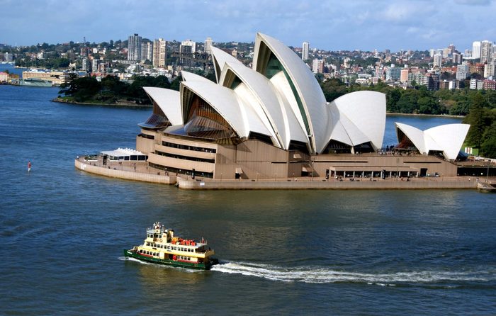 Le port de Sydney et son opéra, en noir et blanc