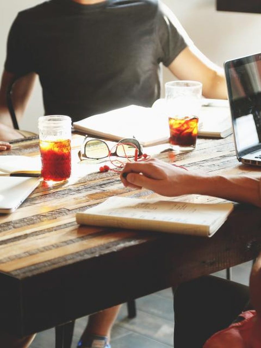 Réunion de travail autour d'une table